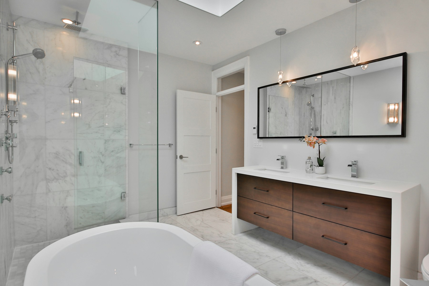 Helles Badezimmer mit Badewanne – Symbolbild